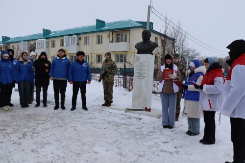 В Дрожжаном к бюсту легендарного земляка Петра Дементьева возложили цветы