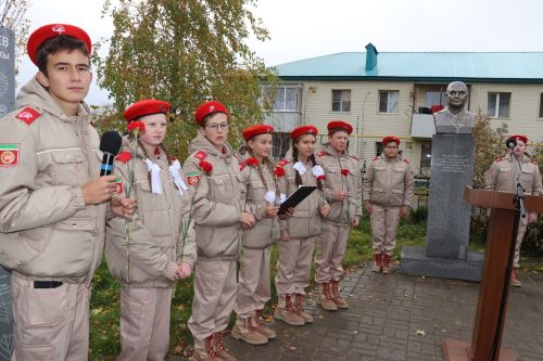 В Дрожжаном состоялся митинг, посвященный полному кавалеру ордена Трудовой Славы