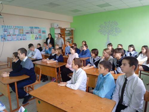 В Новоильмовской школе Дрожжановского района РТ автоинспекторы и спецуиалист БДД провели встречу с учащимися