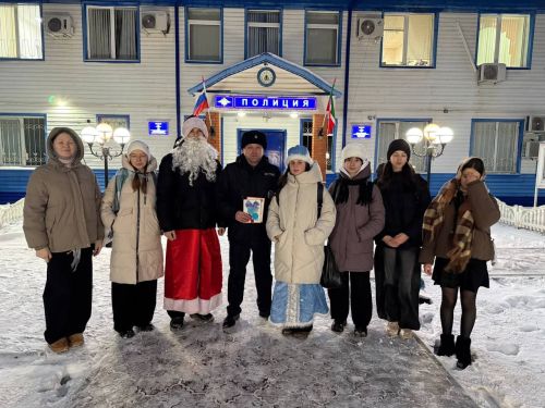Активисты «Движения Первых» Дрожжановского района приготовили поздравления для сотрудников экстренных служб
