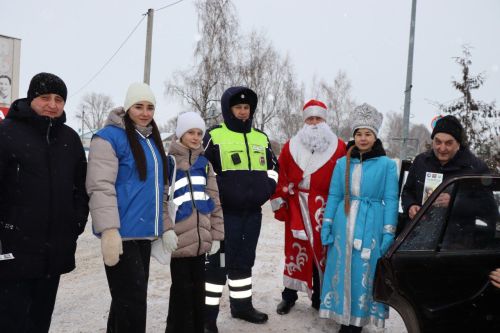 Предновогодний рейд ГИБДД: Дед Мороз и Снегурочка напомнили дрожжановским водителям о безопасности на дорогах