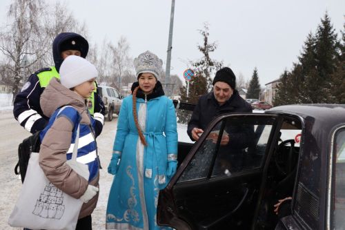 Предновогодний рейд ГИБДД: Дед Мороз и Снегурочка напомнили дрожжановским водителям о безопасности на дорогах