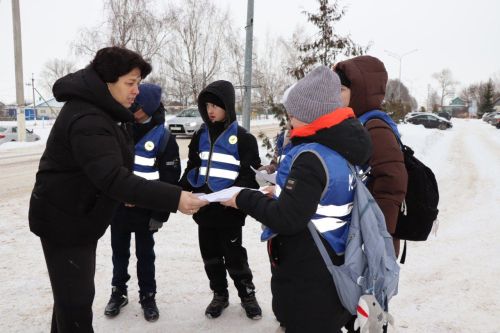 Предновогодний рейд ГИБДД: Дед Мороз и Снегурочка напомнили дрожжановским водителям о безопасности на дорогах