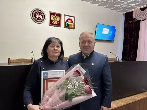 На деловом понедельнике глава района наградил дрожжановцев