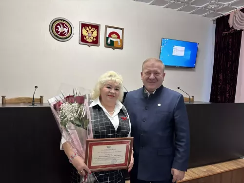 На деловом понедельнике глава района наградил дрожжановцев