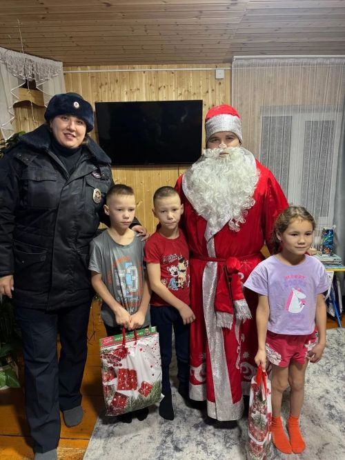 В Дрожжановском районе РТ проходит добрая предновогодняя акция «Полицейский Дед Мороз»