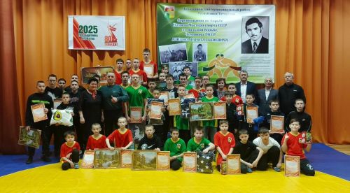 В селе Нижние Каракитаны прошло соревнование по вольной борьбе памяти Фарита Закиевича Азизова
