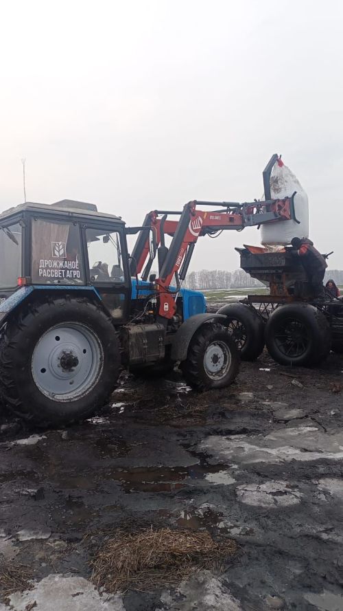 Труженики ООО «Дрожжаное Рассвет Агро» первыми в районе приступили к подкормке озимых и многолетних трав