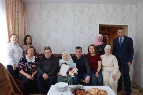 Иске Шәйморза авылында яшәүче Кадрия Алиәкбәрова 90 яшьлеген билгеләде