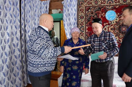 Яшьтән үк тимер-томыр арасында йөреп үскән Мөкатдәм Айсин 28 ел трактора эшли