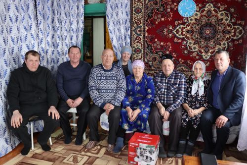 Яшьтән үк тимер-томыр арасында йөреп үскән Мөкатдәм Айсин 28 ел трактора эшли