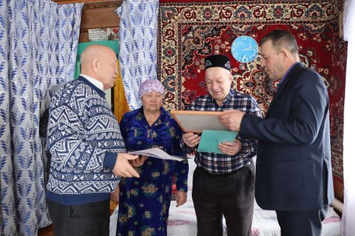 Яшьтән үк тимер-томыр арасында йөреп үскән Мөкатдәм Айсин 28 ел трактора эшли