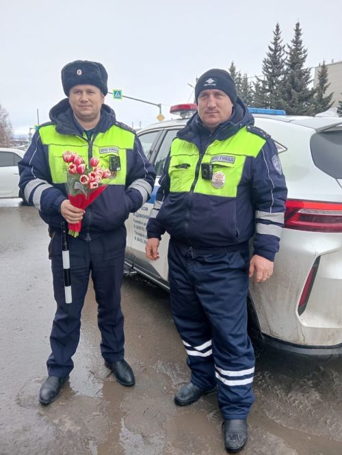 Цветы для автоледи: ГИБДД и юные активисты в Дрожжановском районе РТ поздравили женщин-водителей с 8 Марта