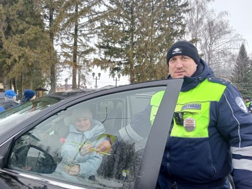 Цветы для автоледи: ГИБДД и юные активисты в Дрожжановском районе РТ поздравили женщин-водителей с 8 Марта