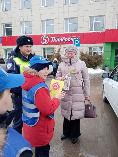 Цветы для автоледи: ГИБДД и юные активисты в Дрожжановском районе РТ поздравили женщин-водителей с 8 Марта