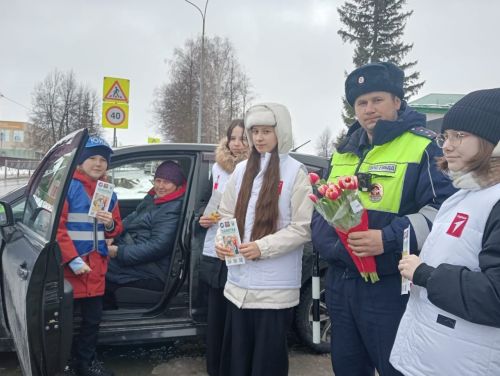 Цветы для автоледи: ГИБДД и юные активисты в Дрожжановском районе РТ поздравили женщин-водителей с 8 Марта
