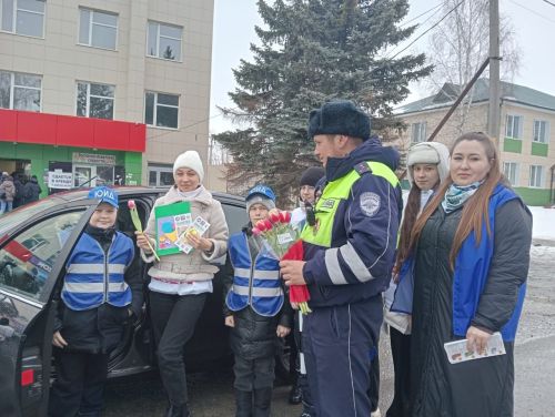 Цветы для автоледи: ГИБДД и юные активисты в Дрожжановском районе РТ поздравили женщин-водителей с 8 Марта