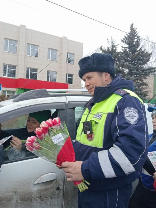 Цветы для автоледи: ГИБДД и юные активисты в Дрожжановском районе РТ поздравили женщин-водителей с 8 Марта