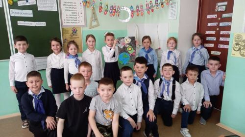Юные орлята конструируют космические корабли: в Стародрожжановской школе №1 отметили День космонавтики