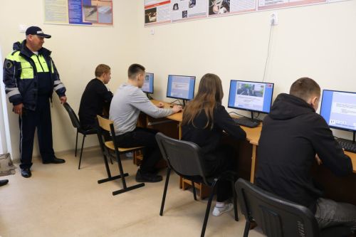 В Дрожжановском техникуме прошел конкурс по автомногоборью среди студентов
