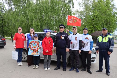 ГИБДД и «Волонтеры Победы» провели акцию «Георгиевская ленточка» в Дрожжаном