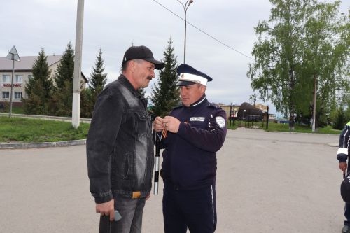ГИБДД и «Волонтеры Победы» провели акцию «Георгиевская ленточка» в Дрожжаном