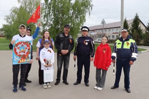 ГИБДД и «Волонтеры Победы» провели акцию «Георгиевская ленточка» в Дрожжаном