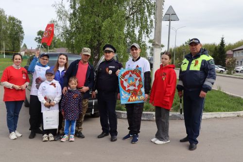 ГИБДД и «Волонтеры Победы» провели акцию «Георгиевская ленточка» в Дрожжаном