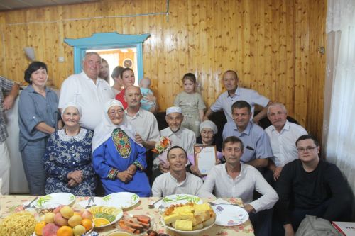 Яңа Кәкерле авылында яшәүче Глира Сирач кызы Баһаветдинова 90 яшьлек юбилеен билгеләп үтте