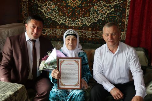 90 летний юбилей Мусфира Хайруллина из села Новое Дрожжаное встретила в своём родном доме