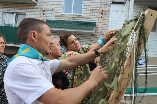 «Плетём сети всем двором»: жители села Старое Дрожжаное изготовили маскировочные сети для бойцов СВО