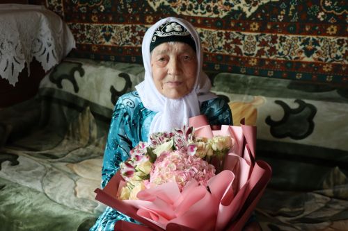 Яңа Чүпрәле авылында яшәүче Мөсфирә Хасият кызы Хәйруллина 90 яшьлеген туган йортында каршы алды