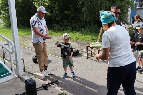«Плетём сети всем двором»: жители села Старое Дрожжаное изготовили маскировочные сети для бойцов СВО