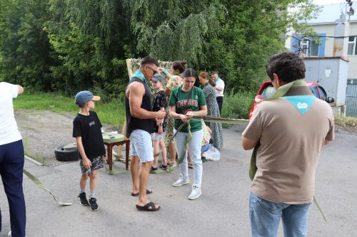 «Плетём сети всем двором»: жители села Старое Дрожжаное изготовили маскировочные сети для бойцов СВО