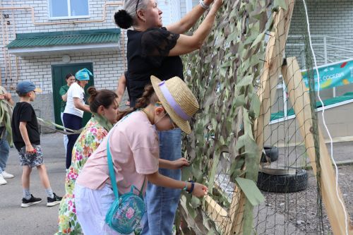 «Плетём сети всем двором»: жители села Старое Дрожжаное изготовили маскировочные сети для бойцов СВО