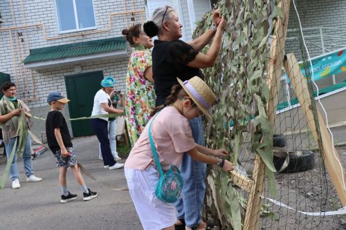 «Плетём сети всем двором»: жители села Старое Дрожжаное изготовили маскировочные сети для бойцов СВО