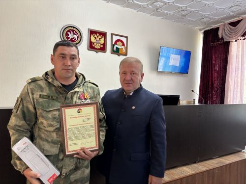 Глава Дрожжановского района поздравил участников СВО с победой по армрестлингу