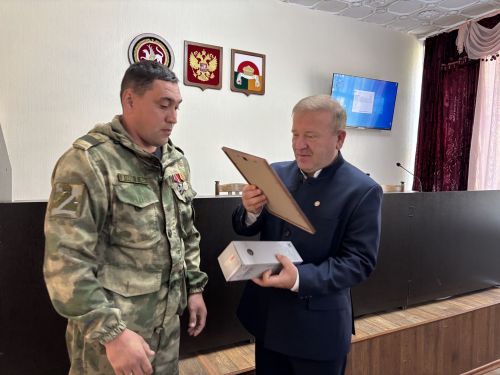 Глава Дрожжановского района поздравил участников СВО с победой по армрестлингу