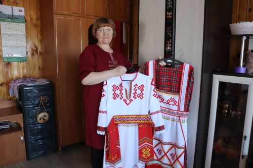 Чүпрәледән Ираида Петровна –нәкыш, милли бизәкләр төшерү белән шөгыльләнә