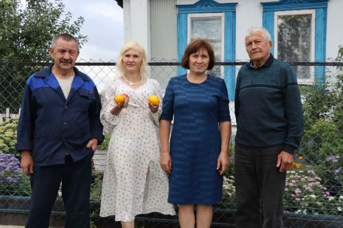 Егоровлар Ульяновск шәһәреннән кайтып, Чүпрәледә гөлбакча үстерә