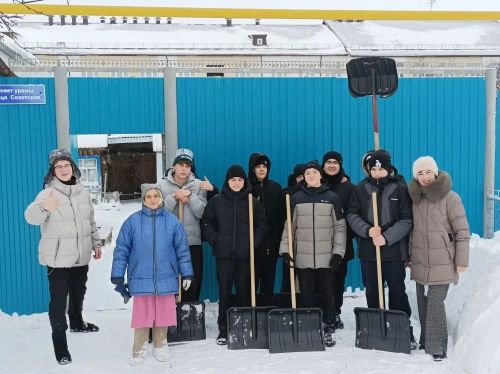 «Снежный десант» добрых сердец: школьники Стародрожжановской школы №1 расчистили путь к дому ветерана