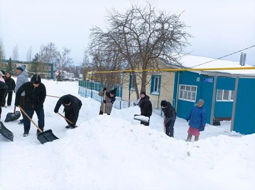 «Снежный десант» добрых сердец: школьники Стародрожжановской школы №1 расчистили путь к дому ветерана