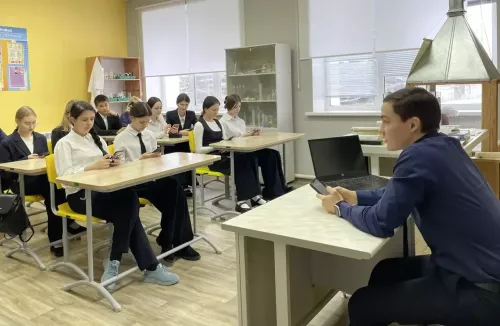 Открытый диалог с помощником прокурора прошел в лицее Дрожжановского района