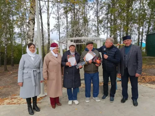 Праздник для старшего поколения прошёл в парке «Выпускников» Дрожжановского района