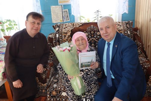 В 96 лет танцует и играет на баяне: жительница Чувашское Дрожжаное отметила день рождения