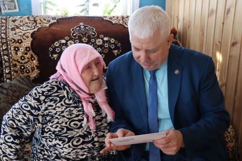 В 96 лет танцует и играет на баяне: жительница Чувашское Дрожжаное отметила день рождения