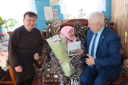 В 96 лет танцует и играет на баяне: жительница Чувашское Дрожжаное отметила день рождения