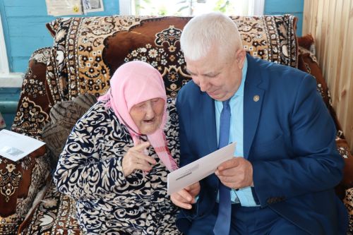 В 96 лет танцует и играет на баяне: жительница Чувашское Дрожжаное отметила день рождения