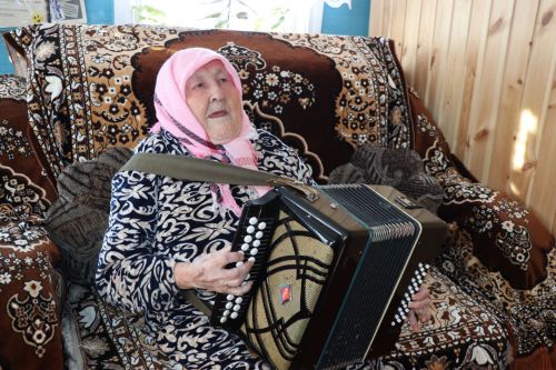 В 96 лет танцует и играет на баяне: жительница Чувашское Дрожжаное отметила день рождения