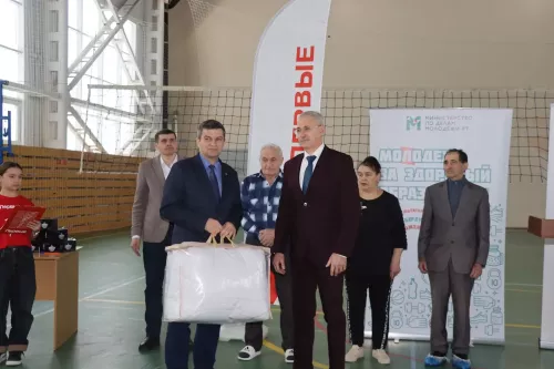 Турнир по волейболу памяти легендарного тренера Саяра Абязова прошел в Дрожжановском районе